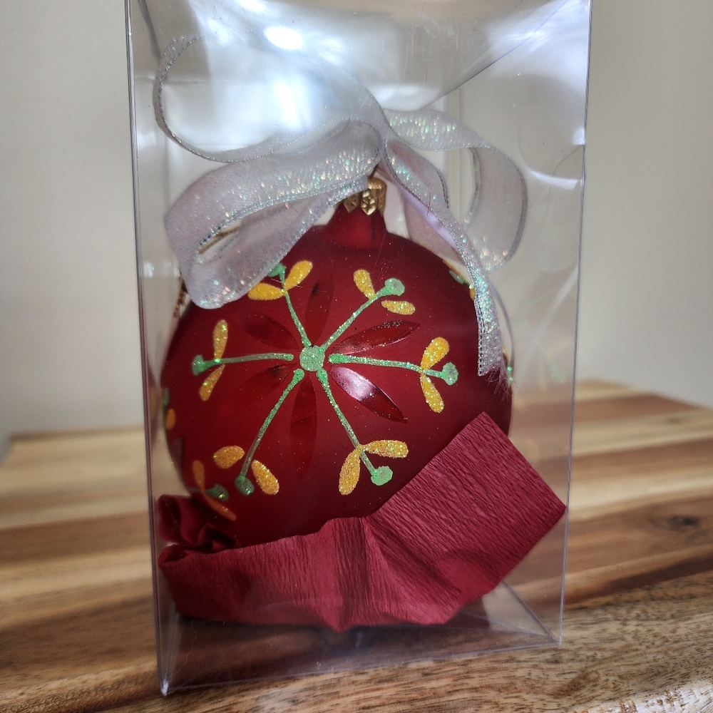 Mouth Blown Hand Painted Snowflakes Glass Ball Ornament Red Made in Romania - Picture 1 of 4